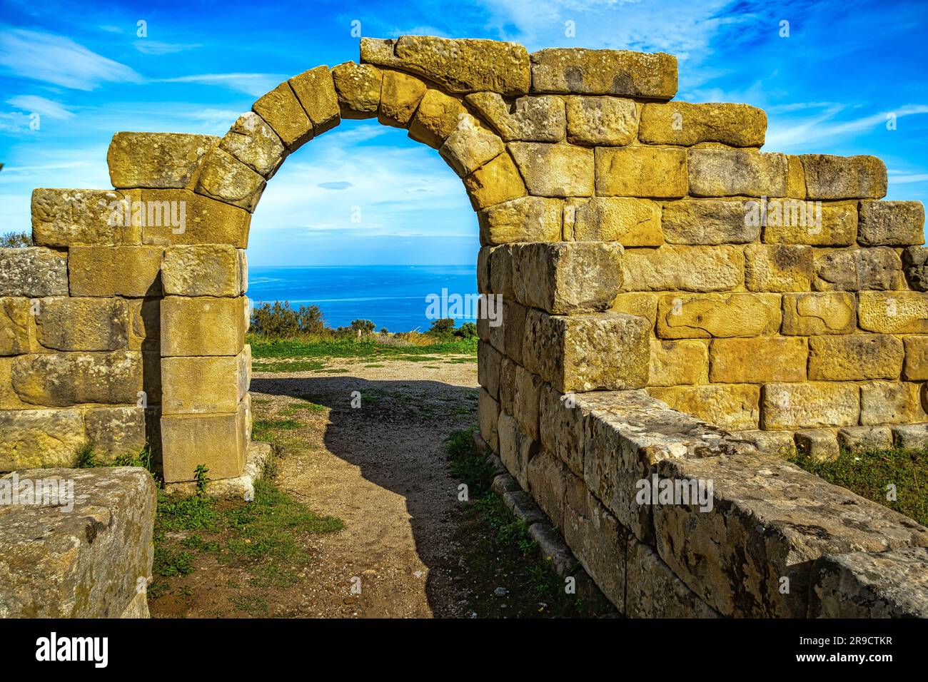 La mer de Sicile vue à travers l'arche d'accès au théâtre gréco-romain dans le parc archéologique de Tindari. Tindari, Patti, Sicile Banque D'Images