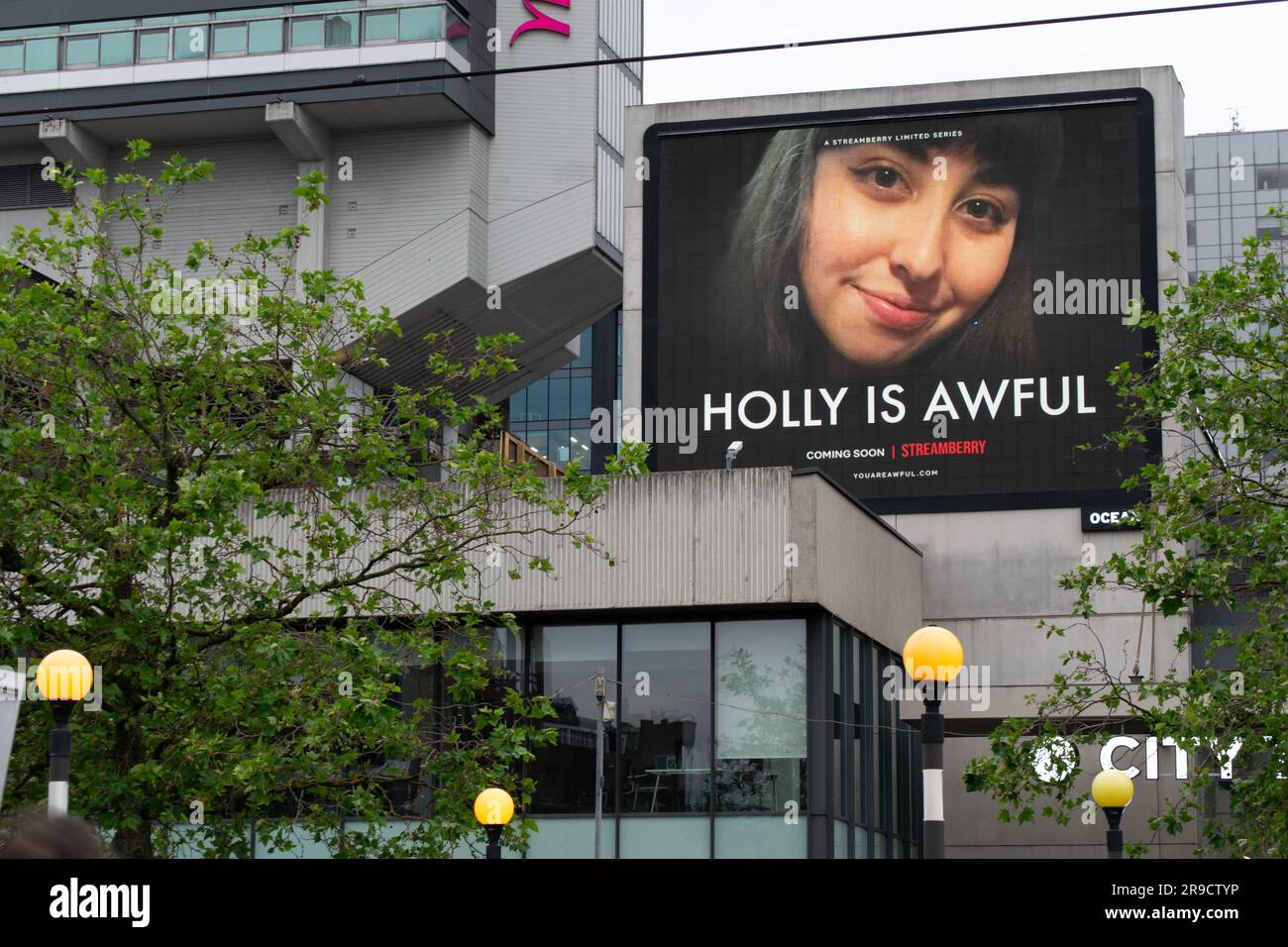 Afficher la publicité pour Black Mirror série 6 épisode Joan est horrible avec le texte Holly est horrible. Série Netflix sur Streamberry. Les jardins de Piccadilly. Manchester Banque D'Images