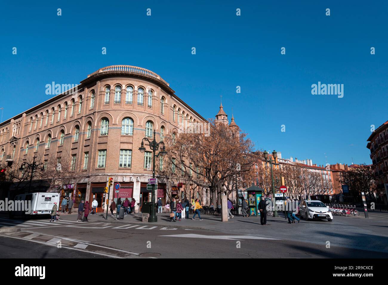 Saragosse, Espagne - 14 février 2022: Architecture générique et vue sur la rue à Saragosse, capitale de la région d'Aragon en Espagne. Banque D'Images