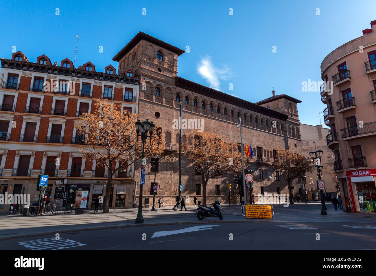 Saragosse, Espagne - 14 février 2022: Architecture générique et vue sur la rue à Saragosse, capitale de la région d'Aragon en Espagne. Banque D'Images