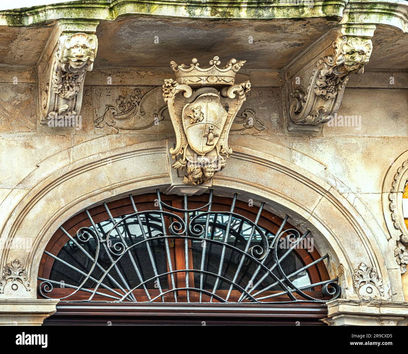 Les armoiries familiales placées sous le balcon richement décoré sur la façade d'un palais noble de la cité médiévale de Popoli. Popoli, Abruzzes Banque D'Images