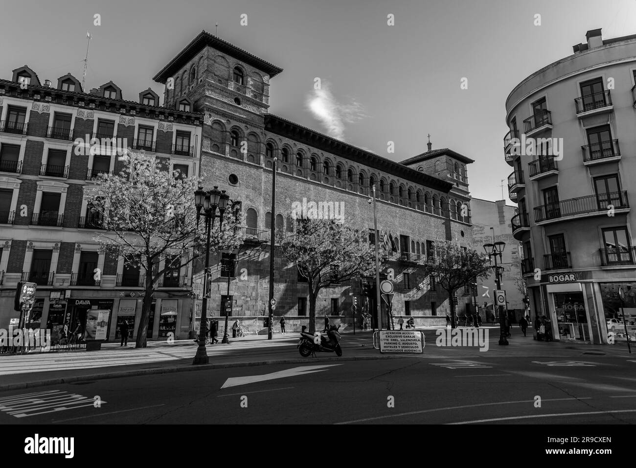 Saragosse, Espagne - 14 février 2022: Architecture générique et vue sur la rue à Saragosse, capitale de la région d'Aragon en Espagne. Banque D'Images