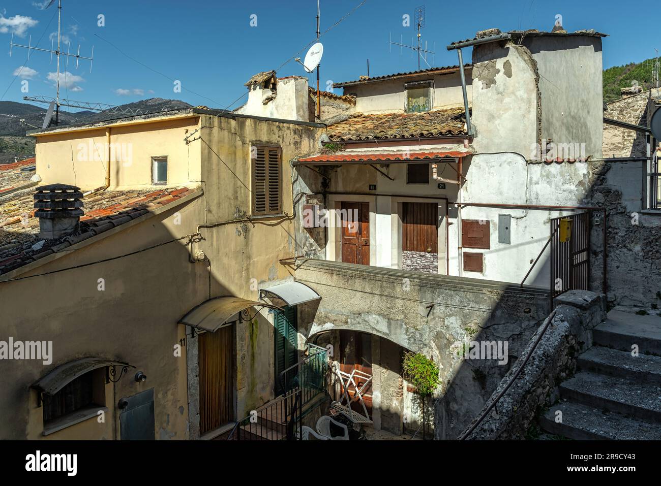 Aperçus de ruelles, escaliers, arcades, décorations, arches et maisons de la cité médiévale de Popoli. Popoli, province de Pescara, Abruzzes, Italie Banque D'Images