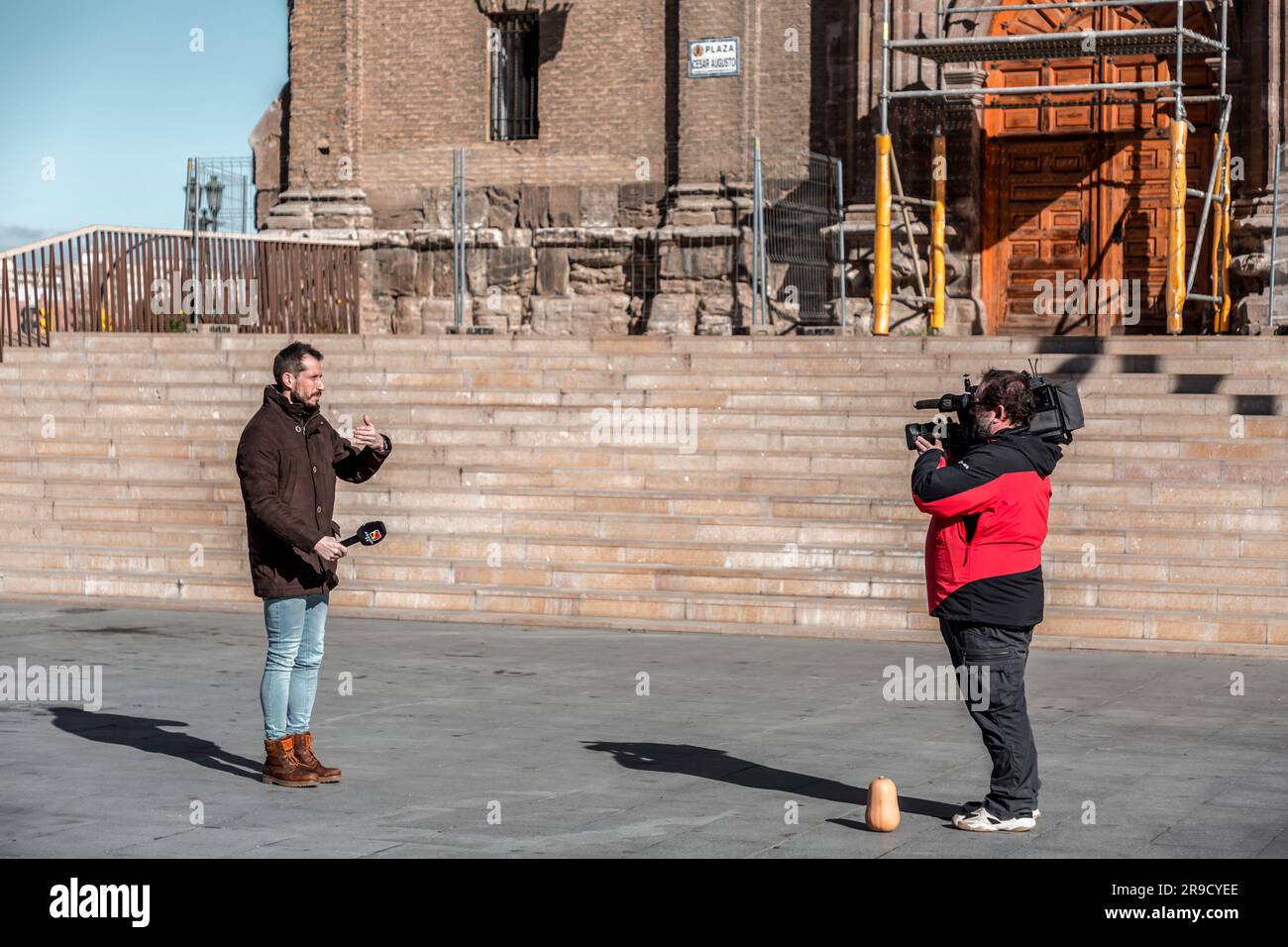 Saragosse, Espagne - 14 février 2022: Journalistes d'Aragon TV, une chaîne de télévision locale à Aragon, Espagne travaillant sur la place Cesar Augusto. Banque D'Images