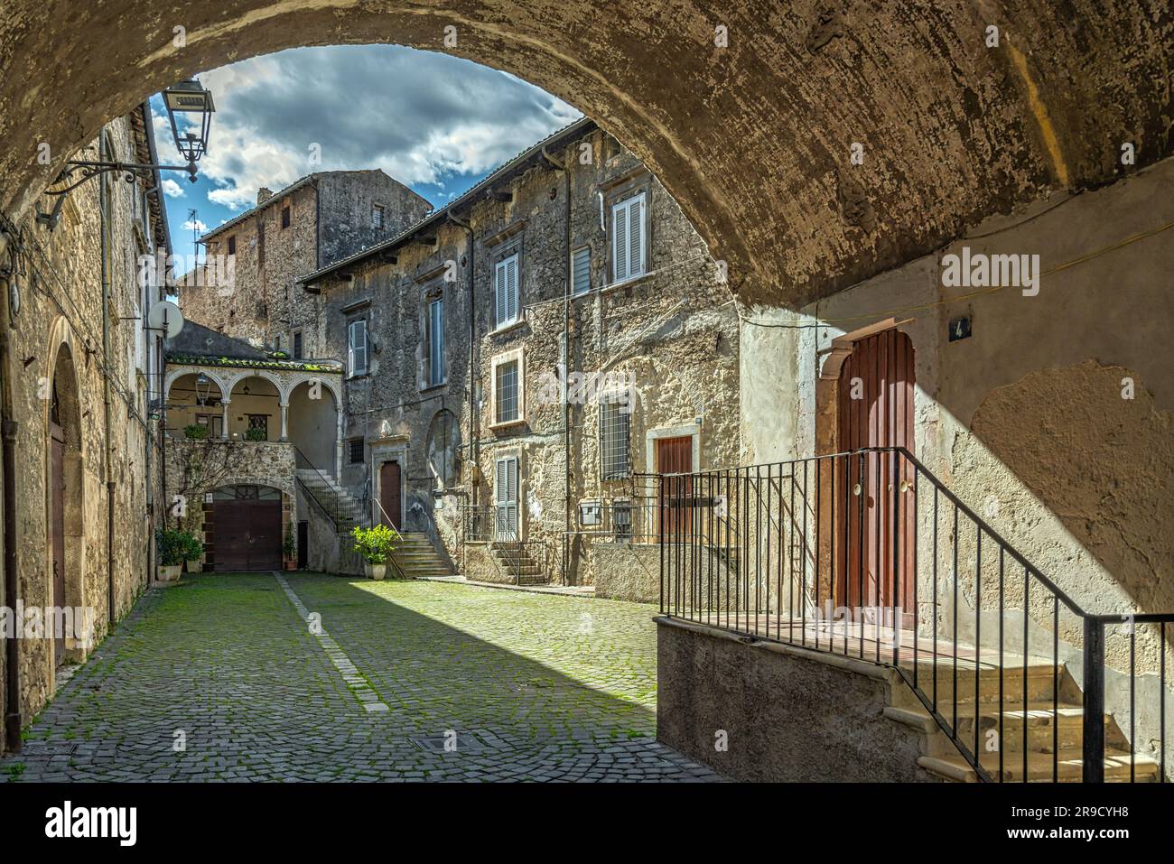 Aperçu de l'un des nombreux palais médiévaux avec cours privées et balcons couverts d'arcades. Popoli, province de Pescara, Abruzzes, Italie Banque D'Images