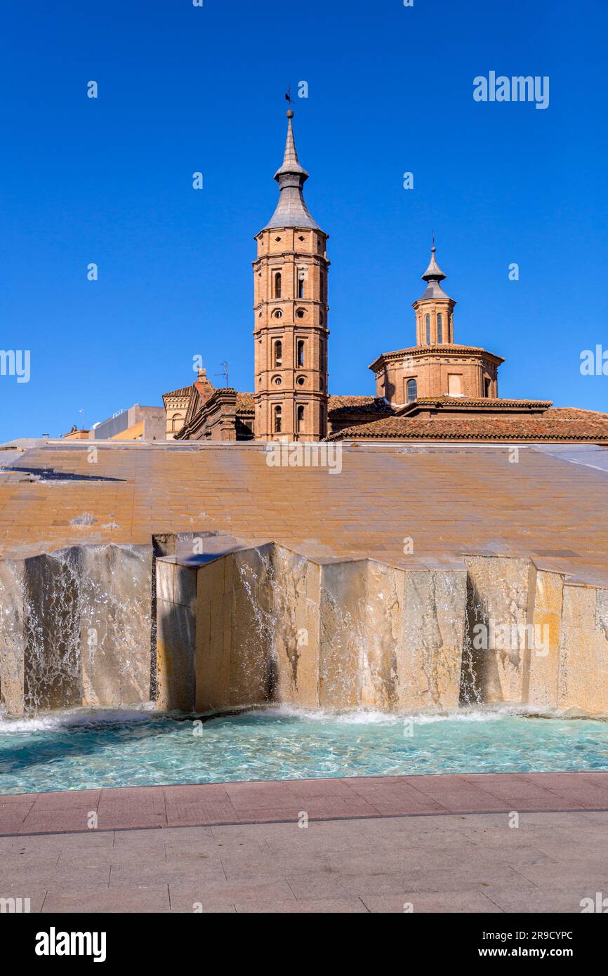 Saragosse, Espagne - 14 février 2022: La Fuente del Hispanidad, la fontaine espagnole à la Plaza del Pilar et l'église de San Juan de los Panetes à Zarago Banque D'Images