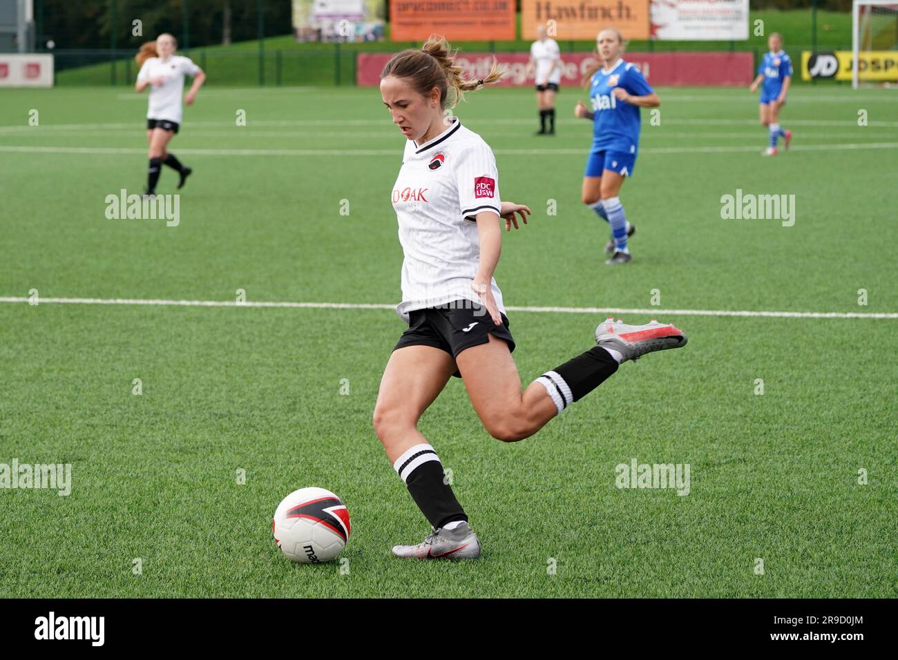 Olivia Liv Francis sur l'action de Pontypridd United FC Women dans la première ligue du Genero Adran Banque D'Images