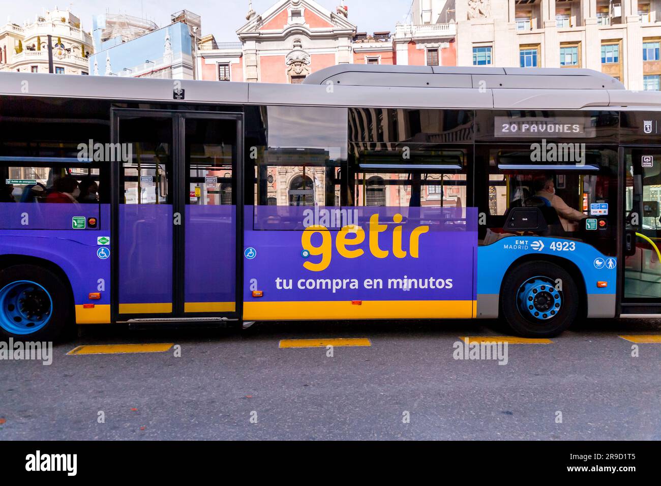 Madrid, Espagne - 10 FÉVRIER 2022: Publicité extérieure de Getir sur un bus public à Madrid. Getir est une application de livraison pour l'alimentation, la nourriture, etc. Basée dans ISTA Banque D'Images