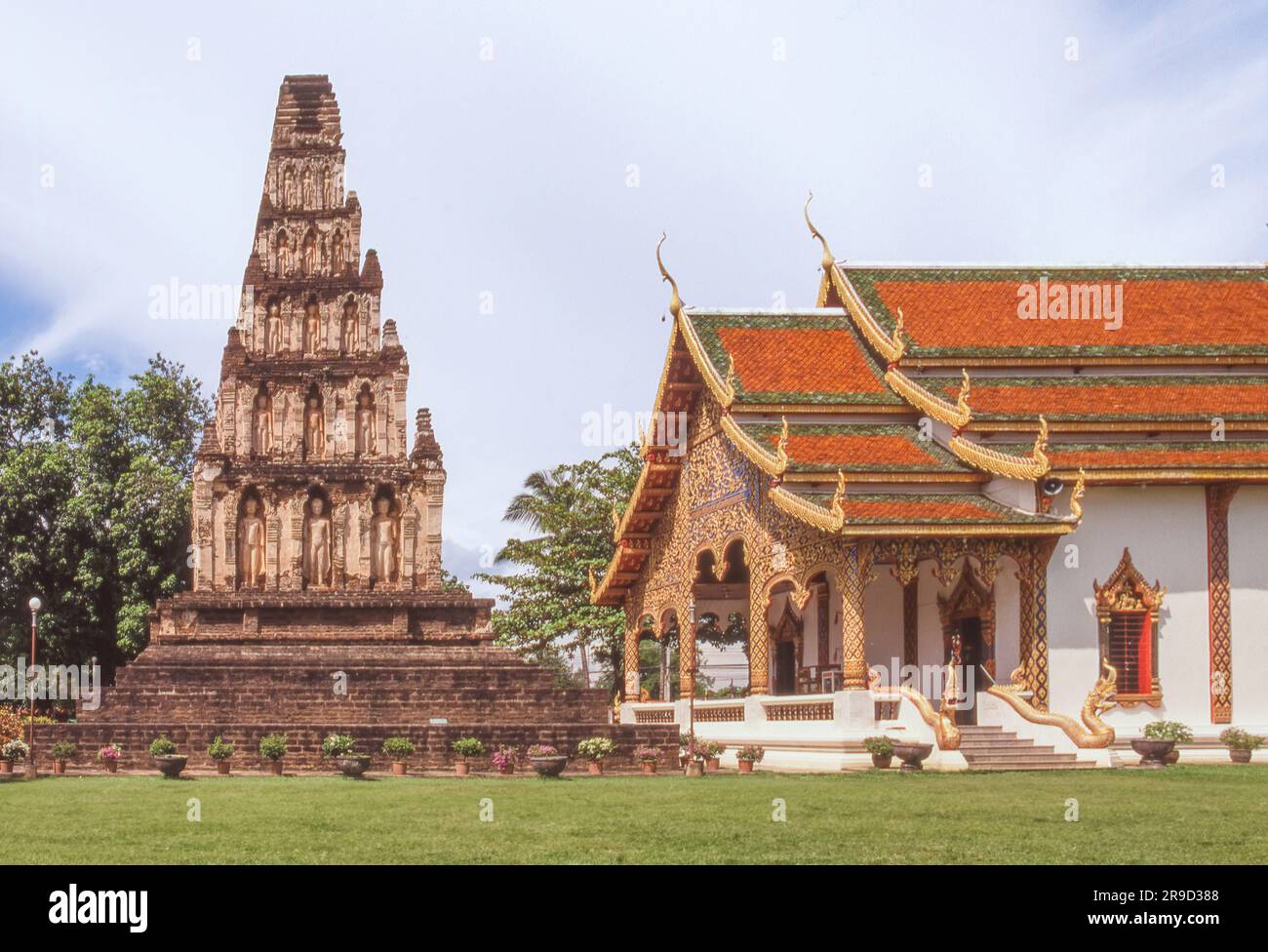 Le principal chedi à Wat Chama Thewi, dans l'ancienne ville de Lamphun, dans le nord de la Thaïlande, orné d'images de Bouddha. Banque D'Images