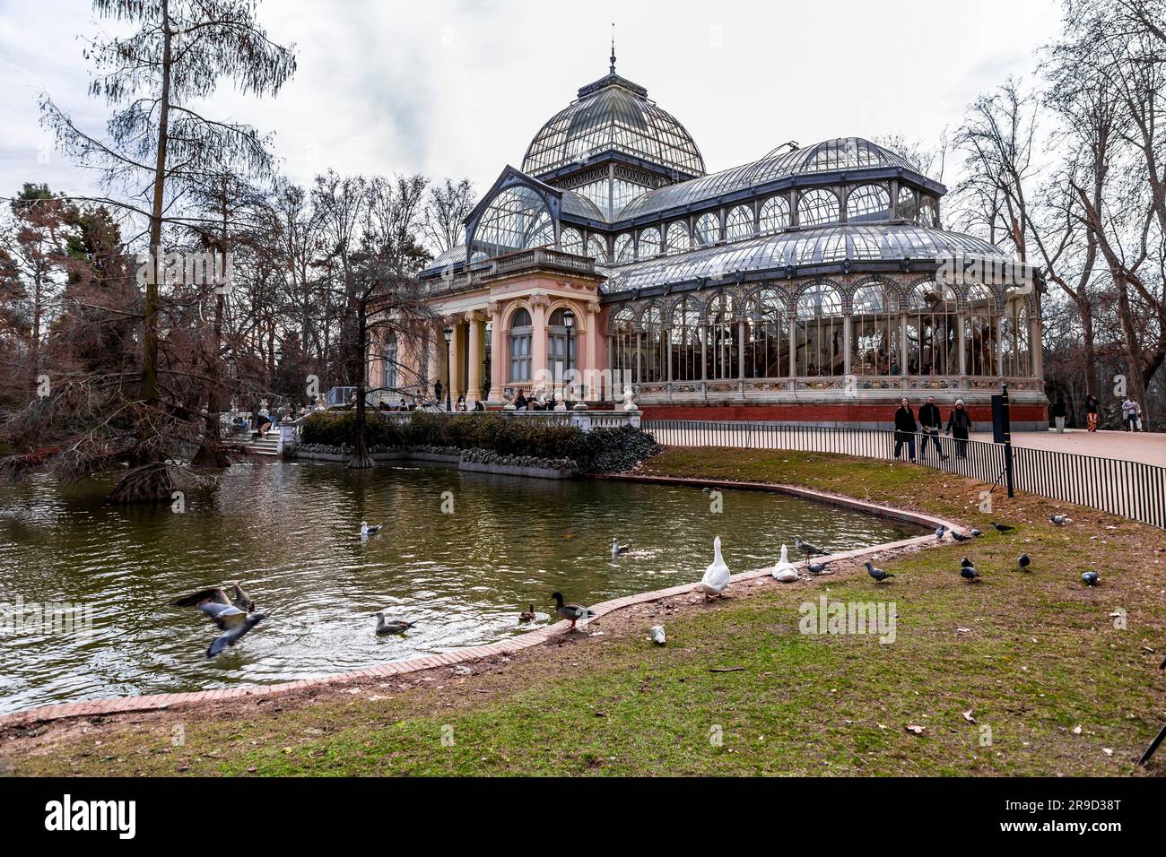 Madrid, Espagne - 16 FÉVRIER 2022 : El Palacio de Cristal, le Glass Palace est une véranda située dans le parc Buen Retiro de Madrid. Conçu à l'origine comme un Banque D'Images