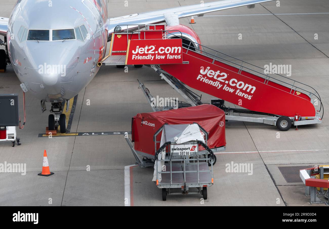 Jet2 marches d'embarquement à l'aéroport de Birmingham, Royaume-Uni Banque D'Images