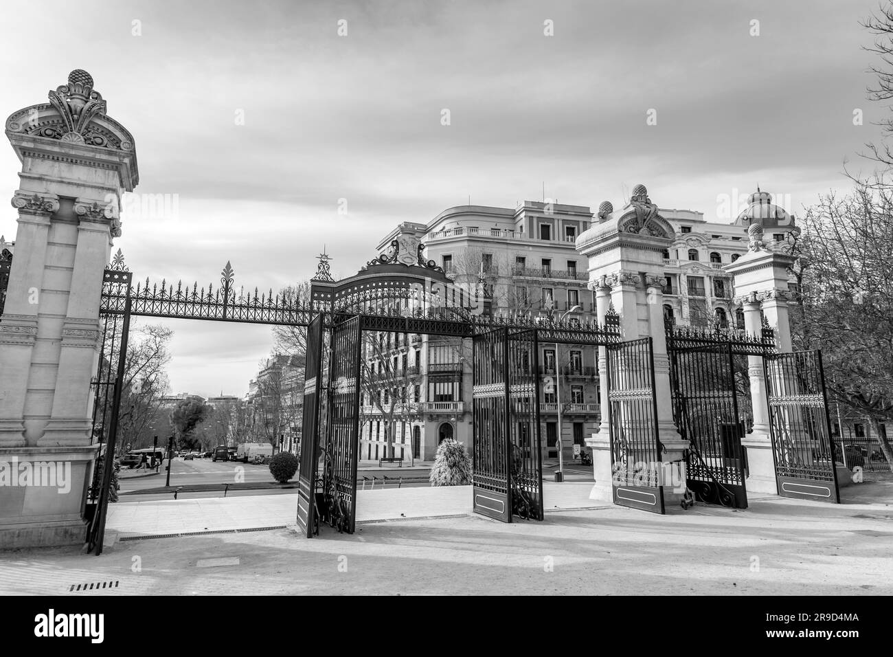 Madrid, Espagne - 16 FÉVRIER 2022 : porte de la Puerta de Espana du parc Buen Retiro, un grand parc urbain à Madrid, Espagne. Banque D'Images
