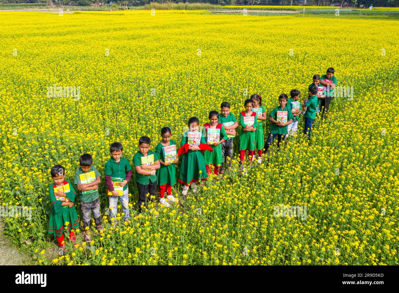 Les élèves bangladais de l'école primaire célèbrent en leur faisant parvenir leurs nouveaux manuels pour de nouvelles classes à Singair à Manikganj. Bangladesh. Le dist du gouvernement Banque D'Images