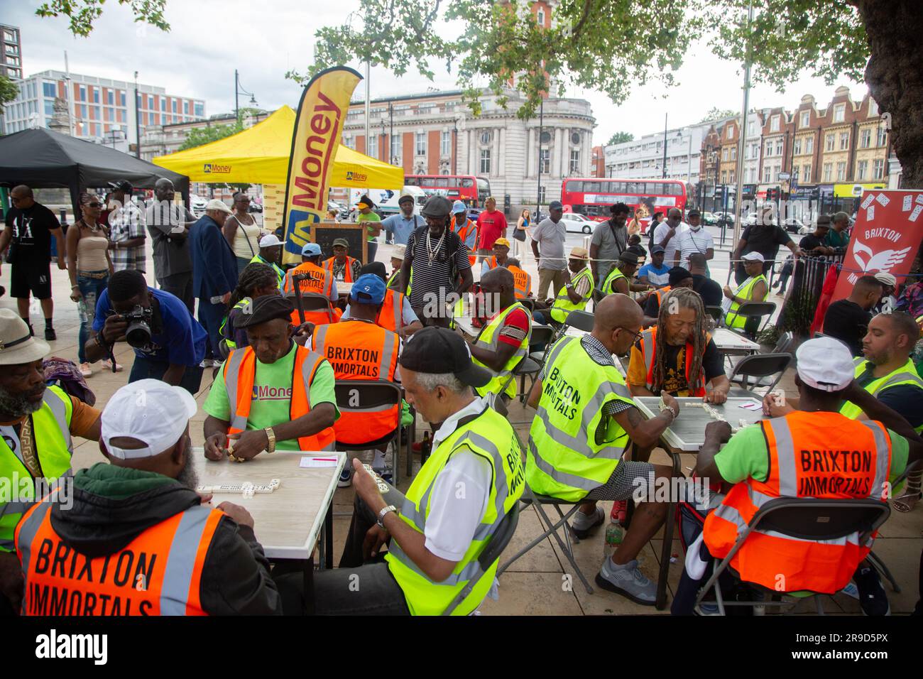 Londres, Royaume-Uni. 24th juin 2023. Les gens ont des dominos pateux sur la place Windrush à l'occasion de l'anniversaire de la génération de Windrush en 75th. La génération Windrush est surtout composée de personnes afro-caribéennes qui sont arrivées entre 1948 et le début de 1970s lors de la première grande vague d'immigrants noirs au Royaume-Uni. Crédit : SOPA Images Limited/Alamy Live News Banque D'Images