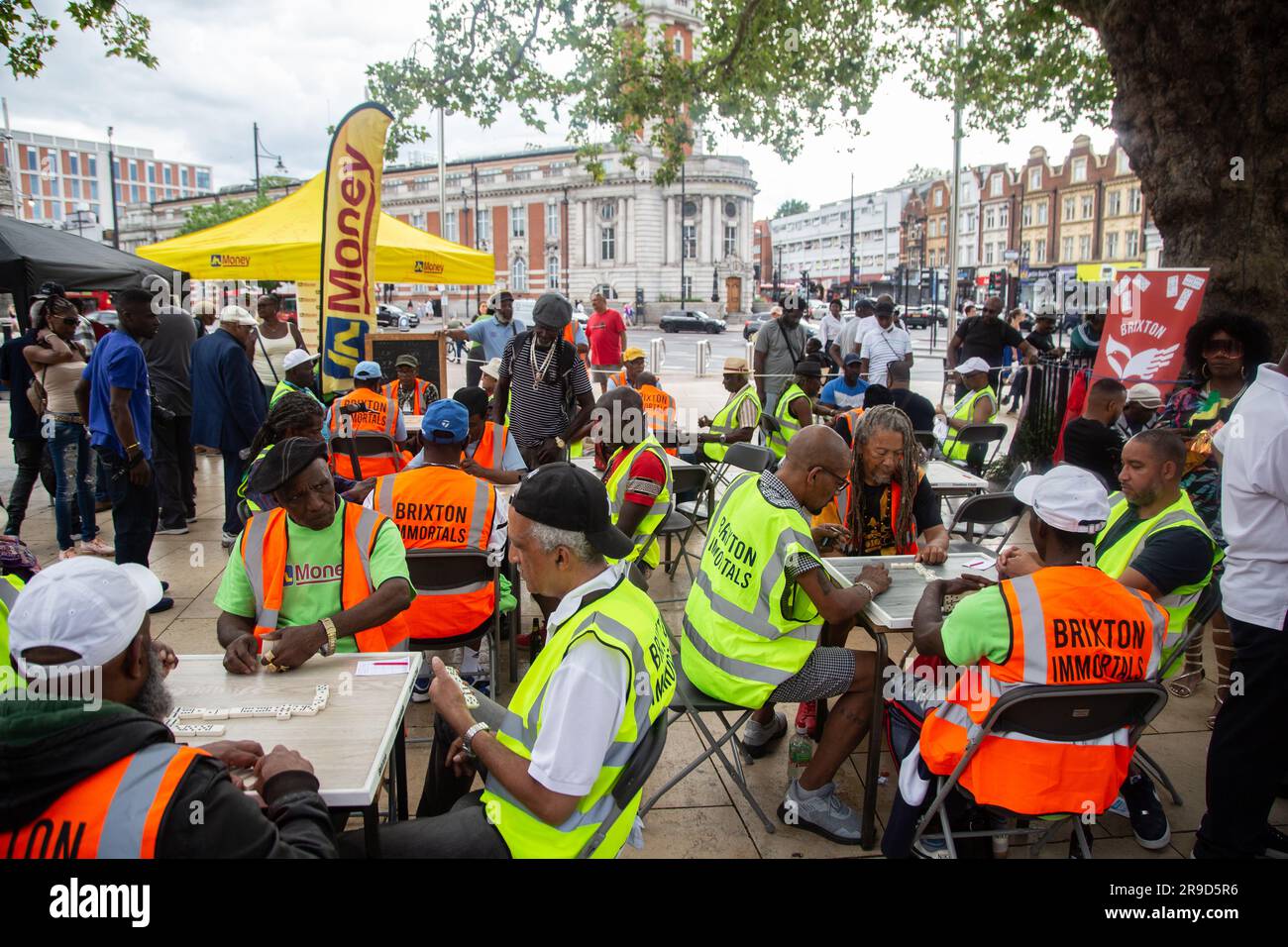 Londres, Royaume-Uni. 24th juin 2023. Les gens ont des dominos pateux sur la place Windrush à l'occasion de l'anniversaire de la génération de Windrush en 75th. La génération Windrush est surtout composée de personnes afro-caribéennes qui sont arrivées entre 1948 et le début de 1970s lors de la première grande vague d'immigrants noirs au Royaume-Uni. Crédit : SOPA Images Limited/Alamy Live News Banque D'Images