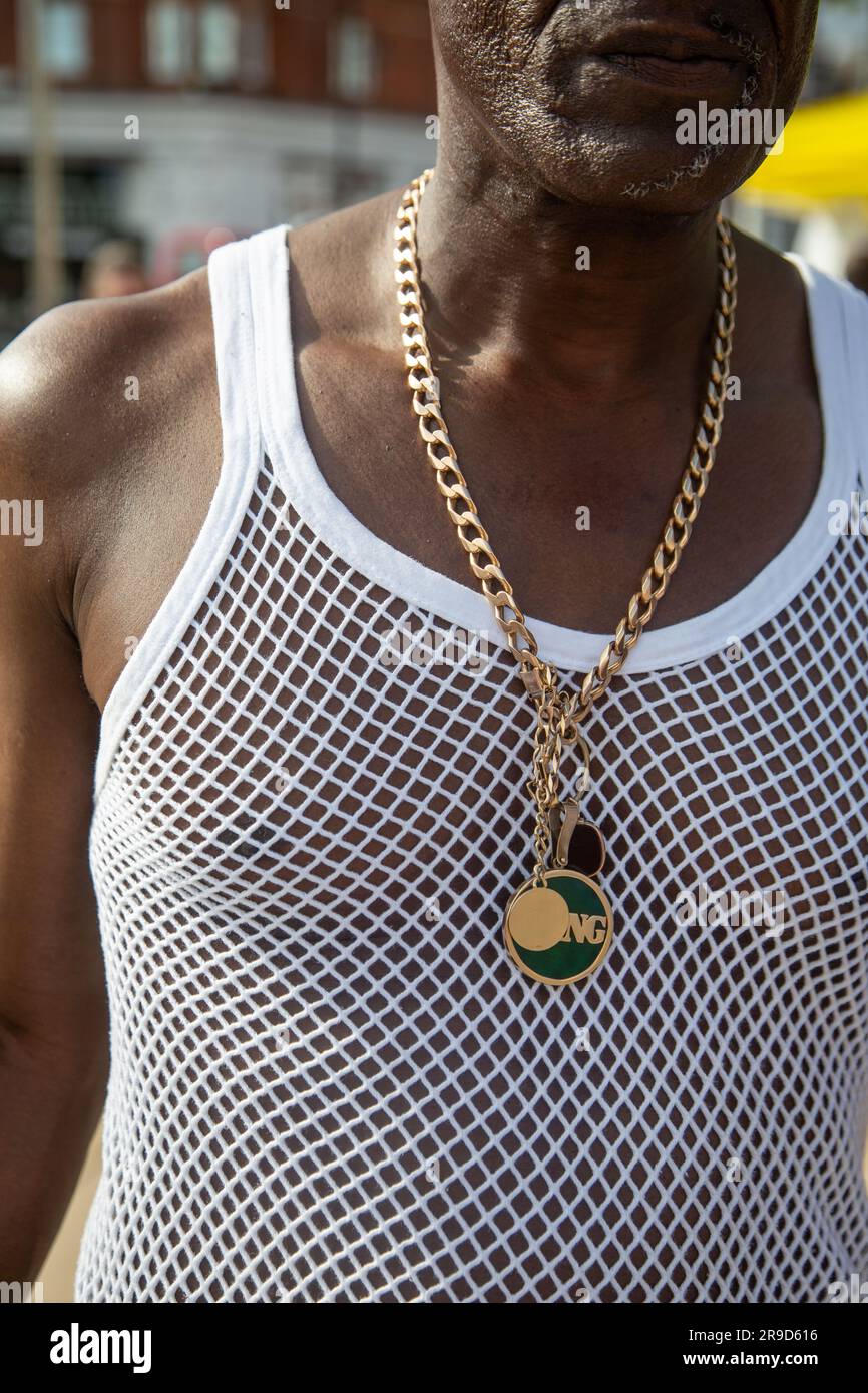 Londres, Royaume-Uni. 24th juin 2023. Un homme regarde pendant que les gens se rassemblent sur la place Windrush à l'occasion de l'anniversaire de la génération de Windrush en 75th. La génération Windrush est surtout composée de personnes afro-caribéennes qui sont arrivées entre 1948 et le début de 1970s lors de la première grande vague d'immigrants noirs au Royaume-Uni. Crédit : SOPA Images Limited/Alamy Live News Banque D'Images