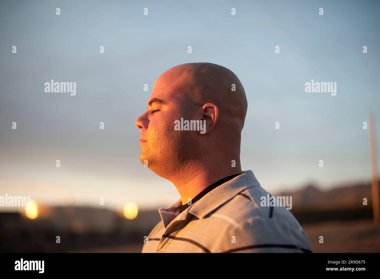 Ancien combattant de la guerre d'Irak pendant un coucher de soleil près d'El Paso, Texas. Banque D'Images