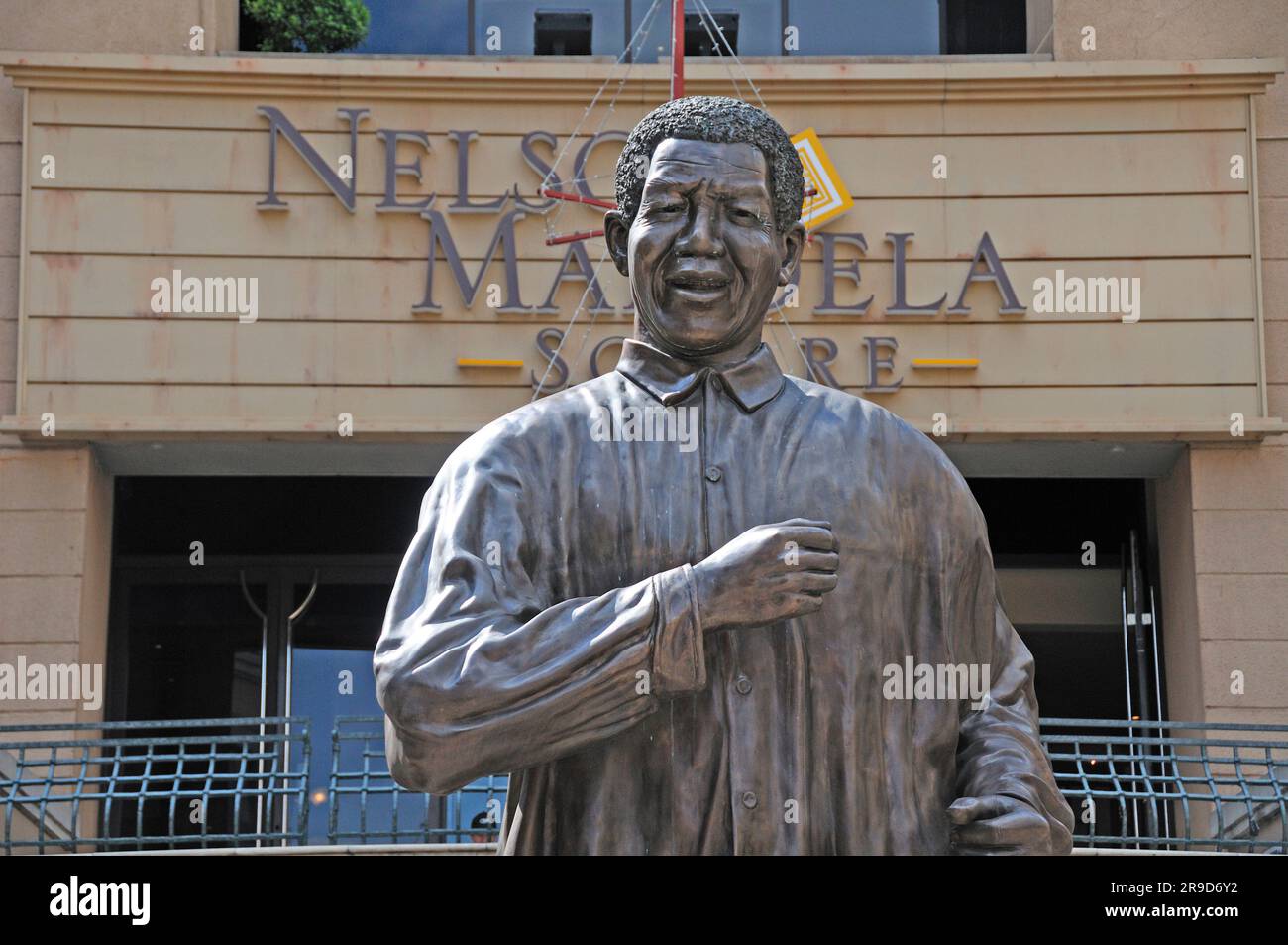 Statue de Nelson Mandela sur la place Nelson Mandela au centre commercial Michelangelo Town Mall