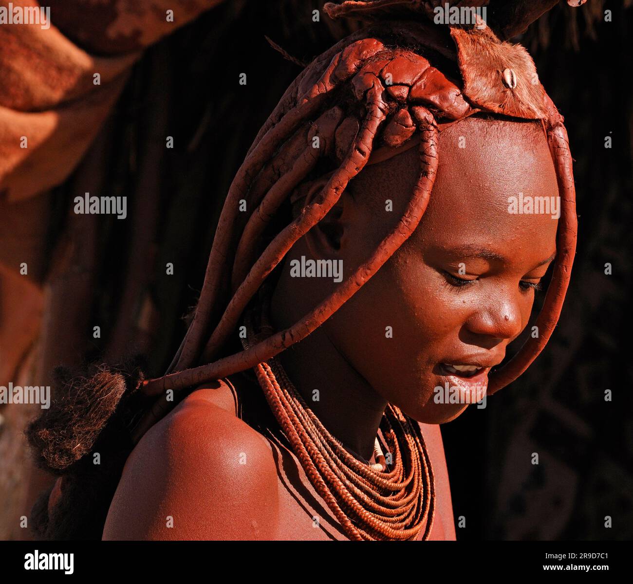 Femme Himba, village Himba près de Purros, Kaokoland, région de Kunene, Namibie Banque D'Images