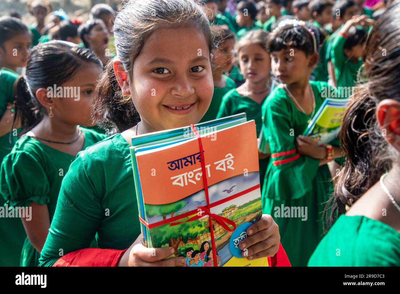 Les élèves de l'école primaire bangladaise tiennent de nouveaux manuels après les avoir reçus pour les nouvelles classes de Singair à Manikganj. Bangladesh. Le gouvernement di Banque D'Images