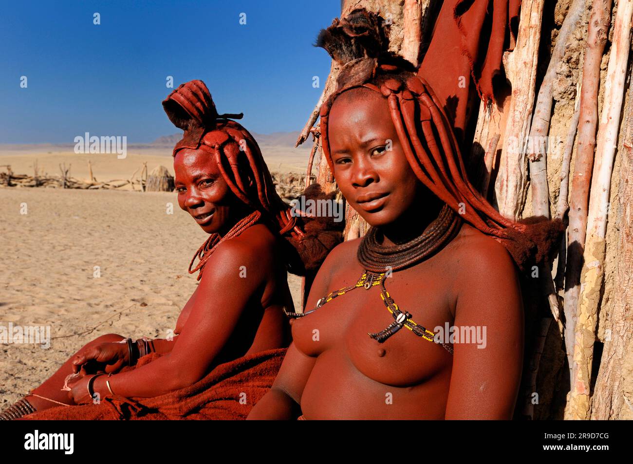 Femmes Himba, village Himba près de Purros, Kaokoland, région de Kunene, Namibie Banque D'Images