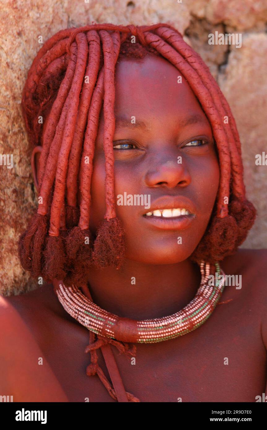 Himba Woman, village près de Serra Cafema Wilderness Safaris à Kunene River, région de Kunene, Namibie Banque D'Images