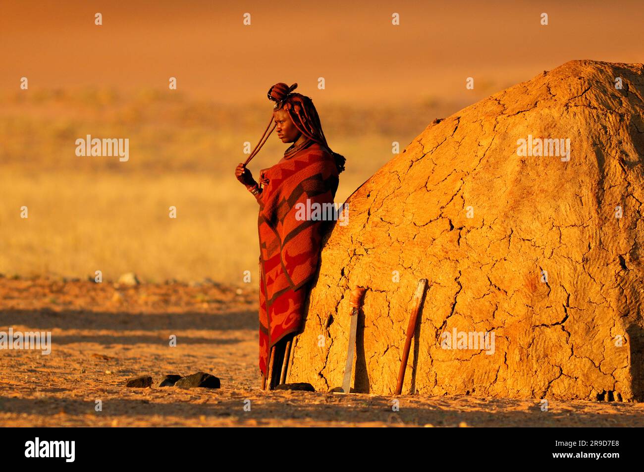 Himba Woman, village près de Serra Cafema Wilderness Safaris à Kunene River, région de Kunene, Namibie Banque D'Images