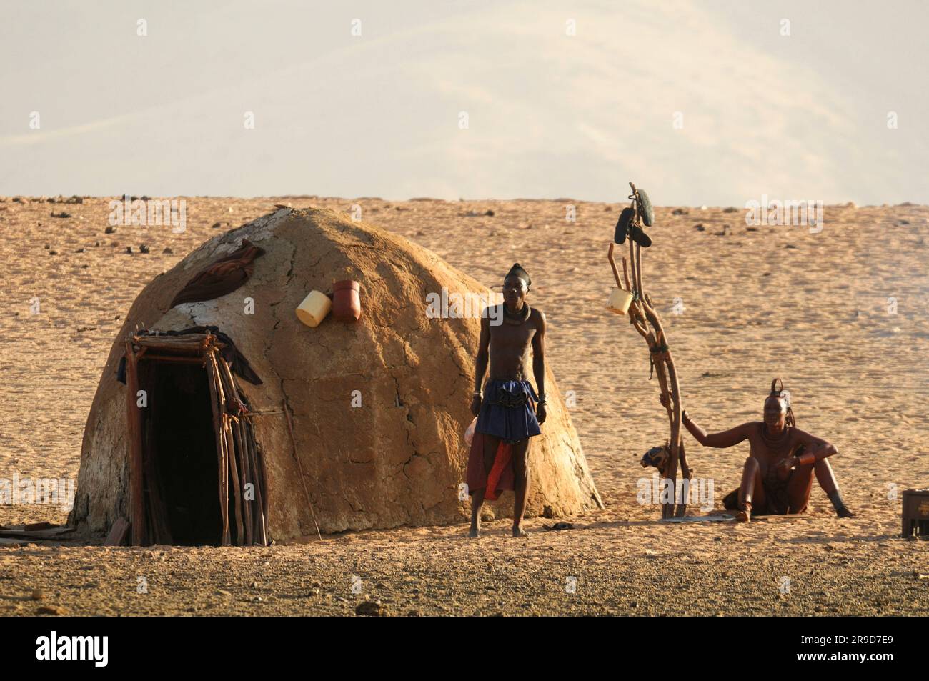 Village de Himba près de Serra Cafema Wilderness Safaris à Kunene RIV, région de Kunene, Namibie Banque D'Images