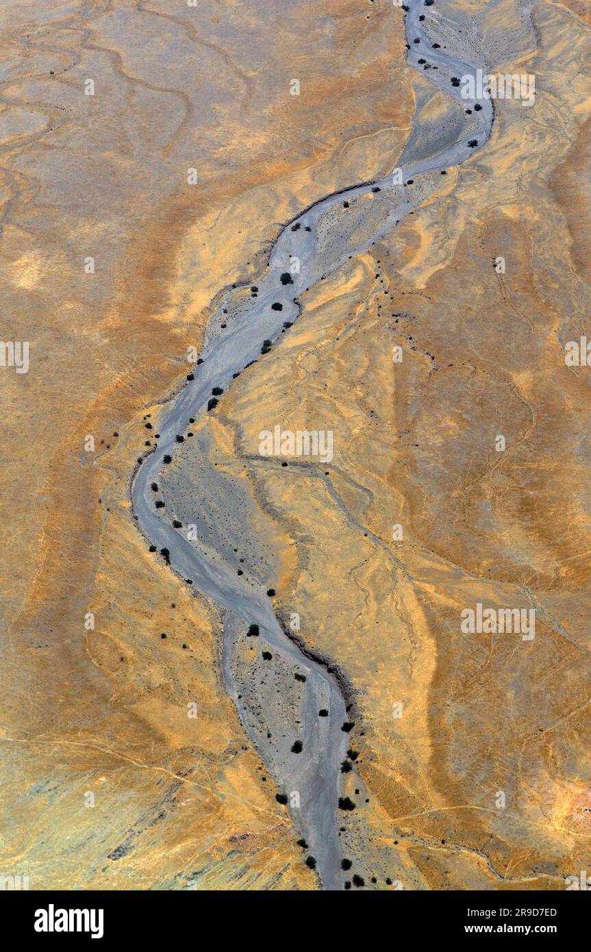 Vue aérienne du vol de la rivière Kunene à la côte de Skeleton, région de Kunene, Namibie Banque D'Images