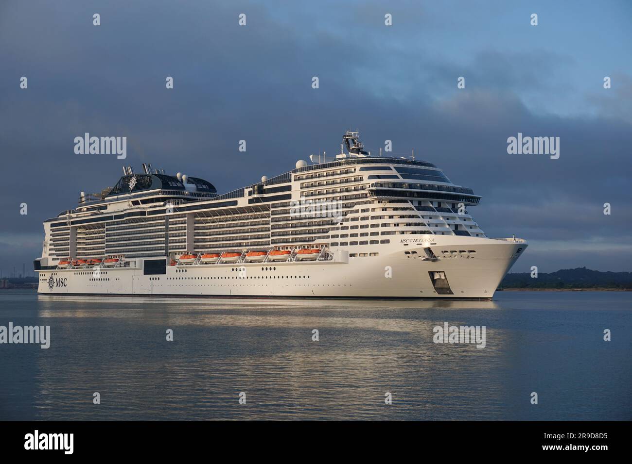 Southampton Royaume-Uni 24 juin 2023 - Grand navire de croisière à passagers entrant dans le port de Southampton. Navire de croisière MSC Virtuosa en voyage Banque D'Images