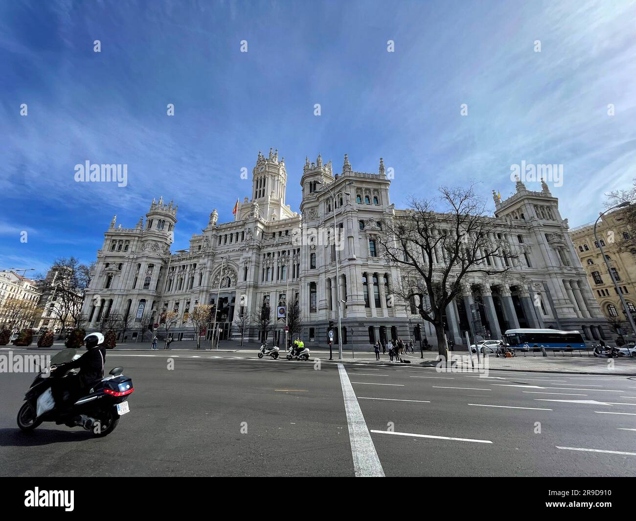 Madrid, Espagne-16 février 2022: Le Palais Cibeles, officiellement connu sous le nom de Palacio de Comunicaciones est un complexe composé de deux bâtiments aux façades blanches à C Banque D'Images