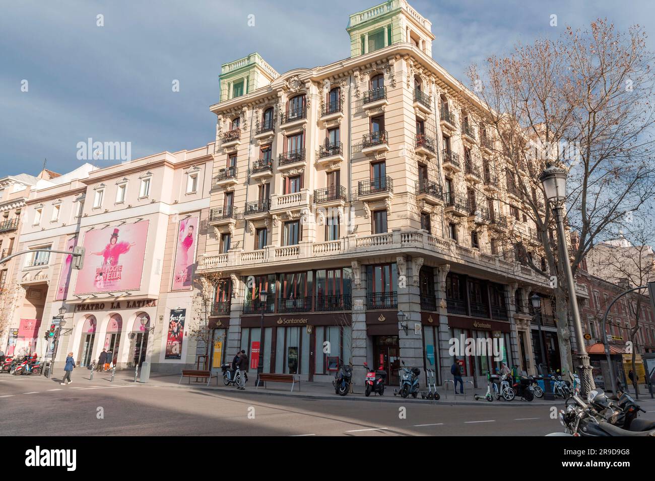 Madrid, Espagne - 16 FÉVRIER 2022 : architecture générique et vue sur la rue dans les rues centrales de Madrid, la capitale de l'Espagne. Banque D'Images