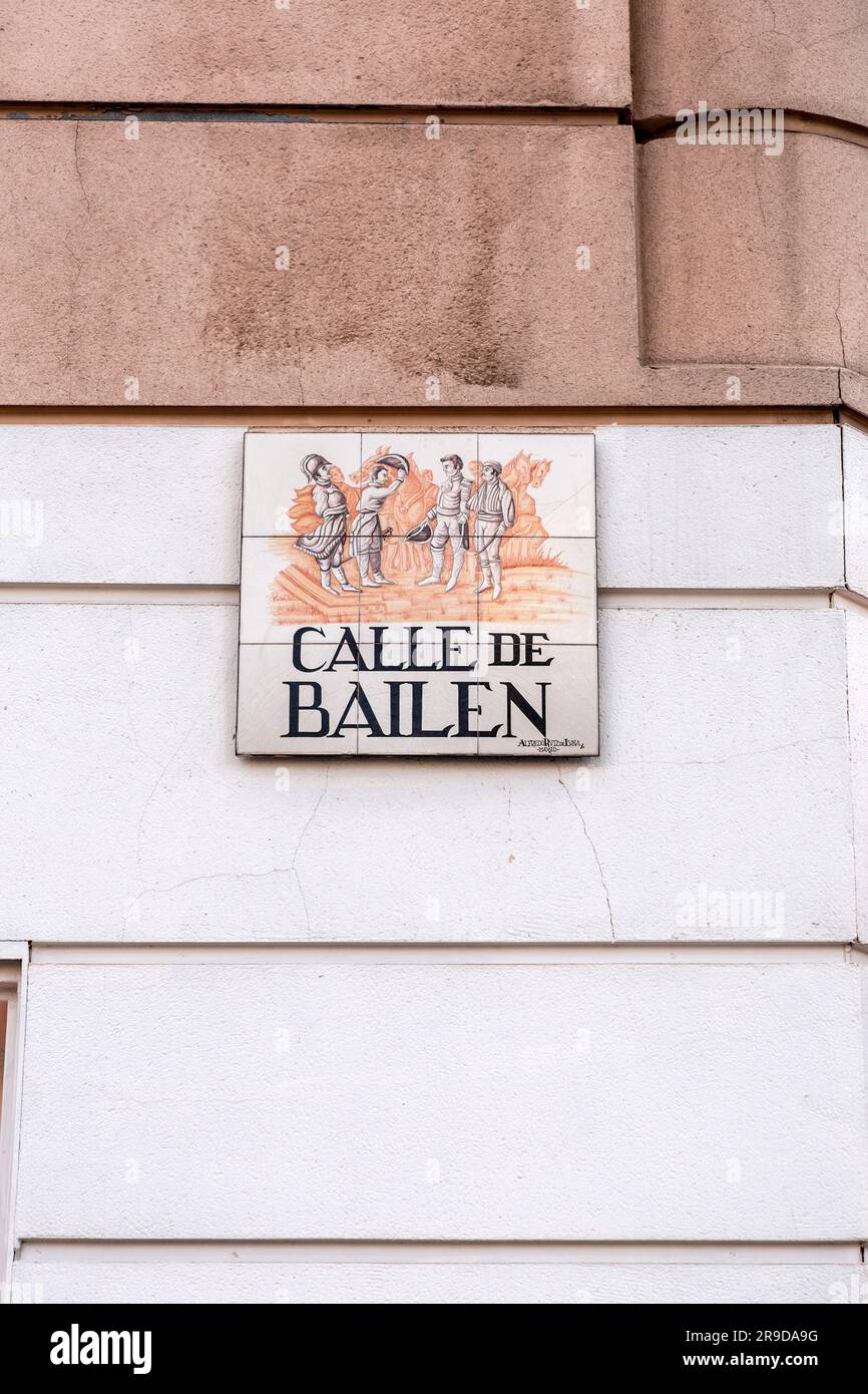Madrid, Espagne - 16 février 2022: Carreaux de céramique rue nom panneaux à Madrid, Espagne. Calle de Bailen. Banque D'Images