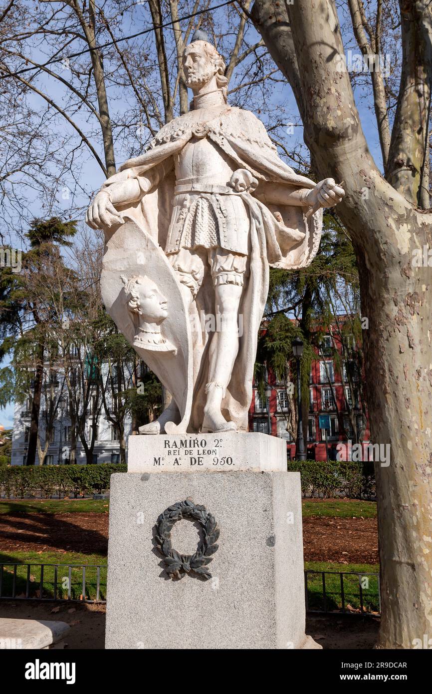 Madrid, Espagne - 16 FÉVRIER 2022 : statues de personnalités royales espagnoles sur la Plaza de Oriente à Madrid, capitale de l'Espagne. Ramiro II, roi de Leon. Banque D'Images