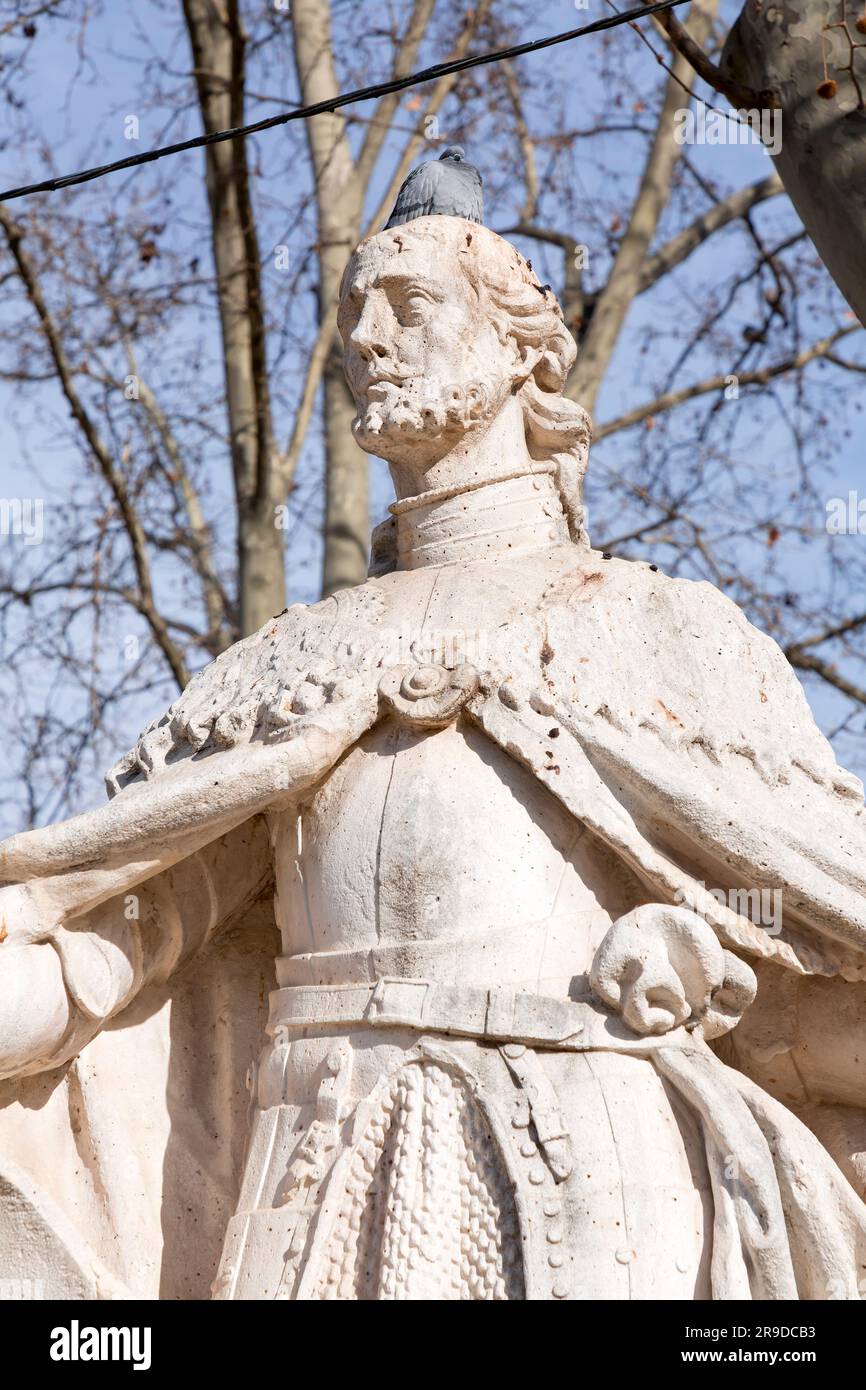 Madrid, Espagne - 16 FÉVRIER 2022 : statues de personnalités royales espagnoles sur la Plaza de Oriente à Madrid, capitale de l'Espagne. Ramiro II, roi de Leon. Banque D'Images