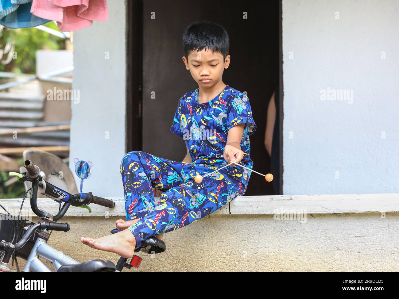 Les enfants jouant à Lato Lato aux Philippines, le jouet tendance qui crache les Philippins après les vidéos virales de TikTok, latto latto, jeu philippin, des papillotes Banque D'Images