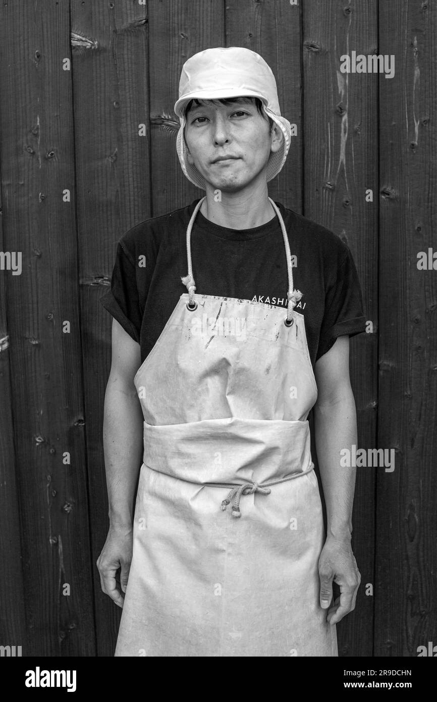 Ouvrier de brasserie de saké avec tablier Banque D'Images