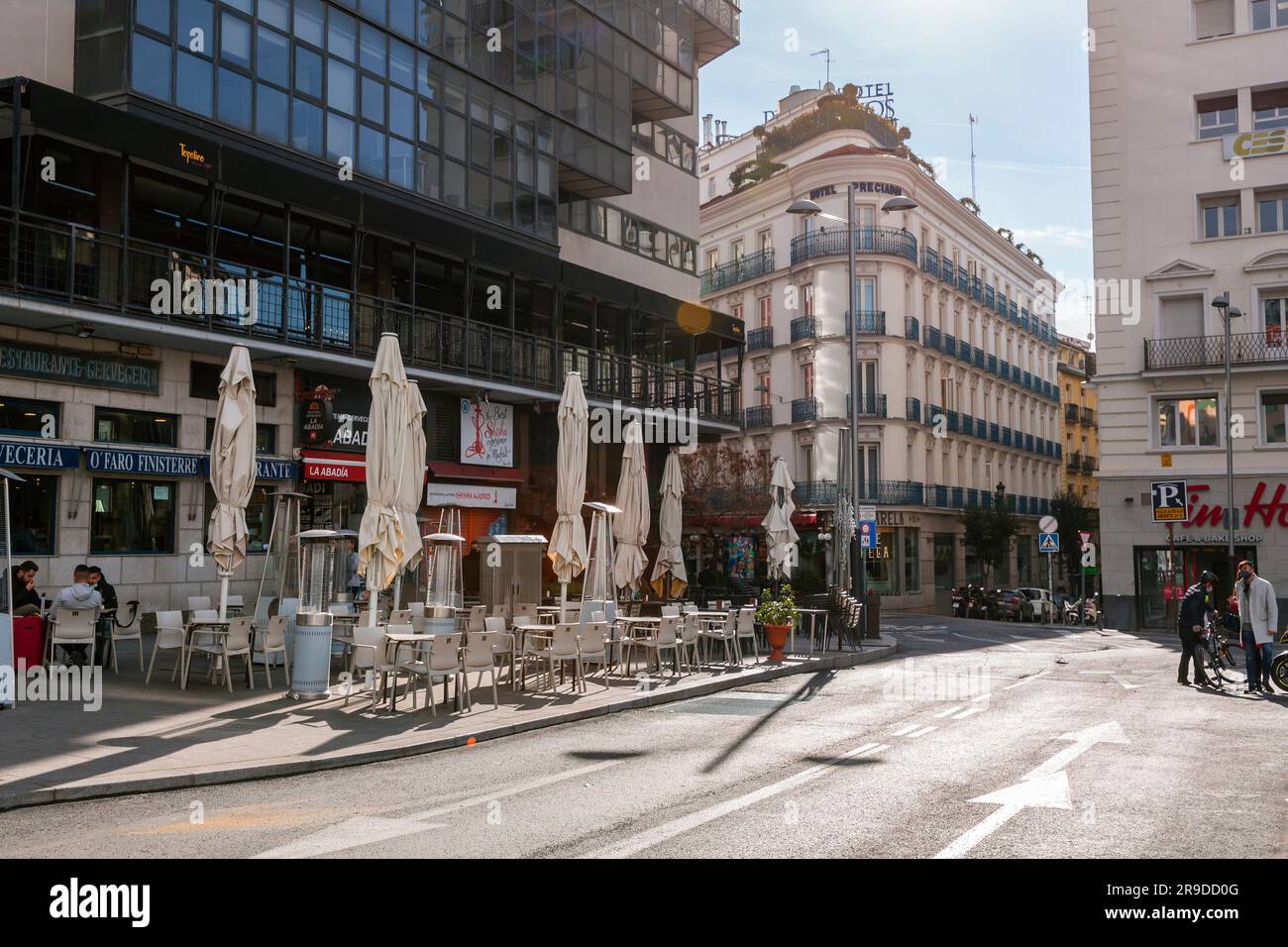 Madrid, Espagne - 16 FÉVRIER 2022 : la Gran via est l'un des quartiers commerçants les plus importants de Madrid, avec un grand nombre d'hôtels et de cinémas. Banque D'Images