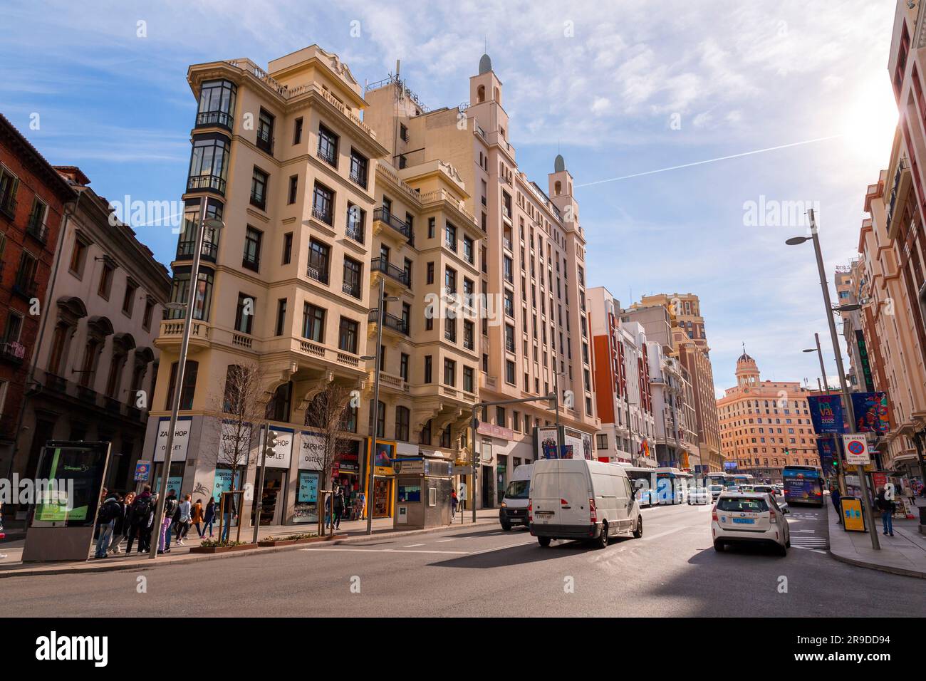 Madrid, Espagne - 16 FÉVRIER 2022 : la Gran via est l'un des quartiers commerçants les plus importants de Madrid, avec un grand nombre d'hôtels et de cinémas. Banque D'Images