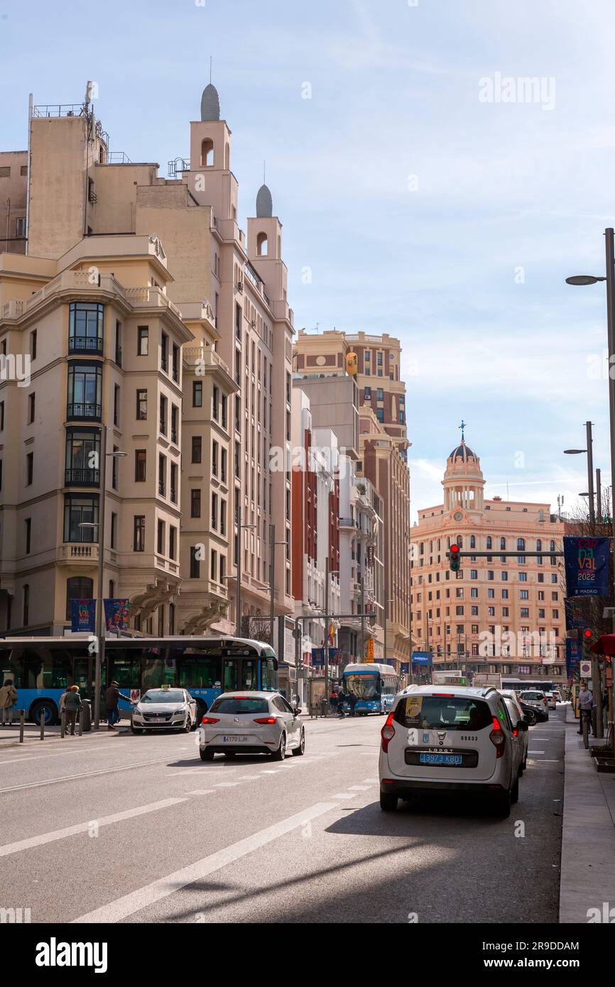 Madrid, Espagne - 16 FÉVRIER 2022 : la Gran via est l'un des quartiers commerçants les plus importants de Madrid, avec un grand nombre d'hôtels et de cinémas. Banque D'Images