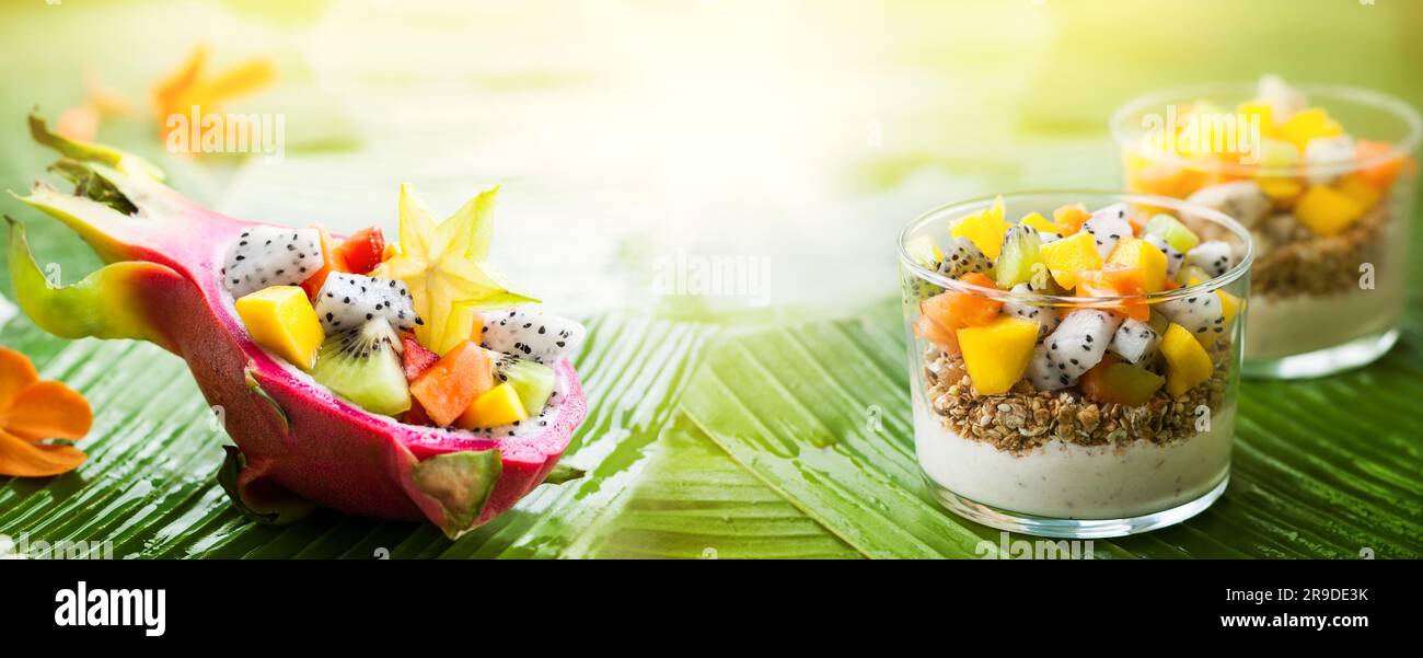 Petit déjeuner sain d'été avec des fruits exotiques Banque D'Images