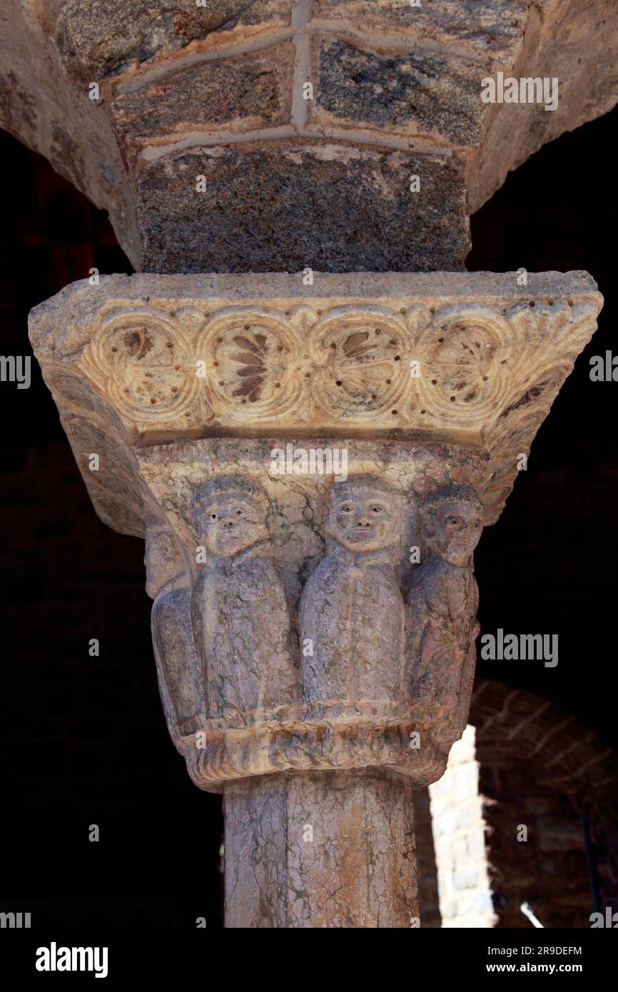 Abbaye de Saint-Martin-du-Canigou. Cloître. Communauté des Béatitudes. Casteil, Pyrénées-Orientales, France Banque D'Images