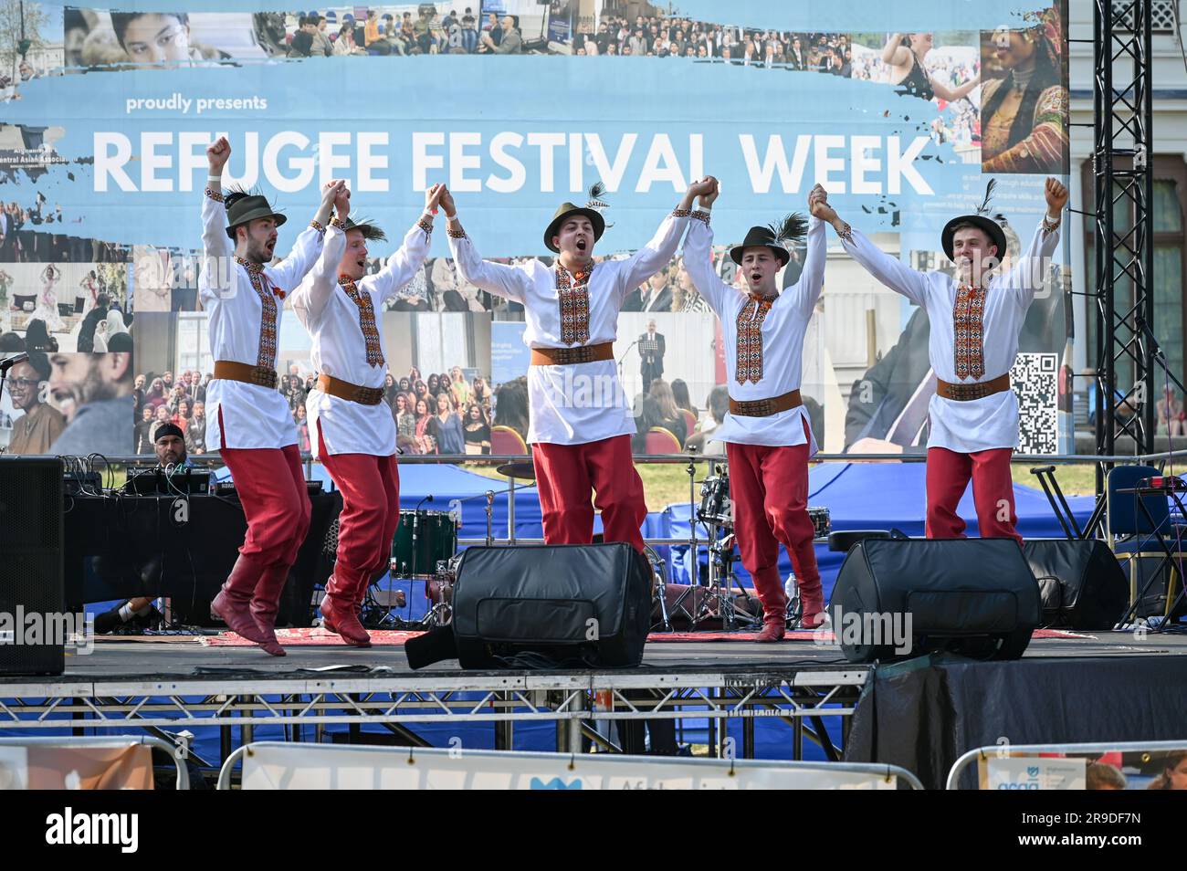 Gunnersbury Park, Londres, Royaume-Uni. 25 juin 2023. La semaine du statut de réfugié de l'ACAA consacrée à la Journée de l'Ukraine est excellente. Les Ukrainiens sentiront un lien avec leur patrie, rassembleront les Ukrainiens et présenteront la beauté de la culture ukrainienne à l'opinion publique britannique. Le premier, axé sur la culture ukrainienne à Gunnersbury Park. L'esprit fasciné de la culture ukrainienne est indestructible. La Journée de l'Ukraine présente fièrement une culture ukrainienne montrant leurs costumes traditionnels ukrainiens, leurs représentations musicales chantant et dansant. Les enfants ukrainiens sont fiers de chanter la danse moderne ukrainienne et ukrainienne Banque D'Images