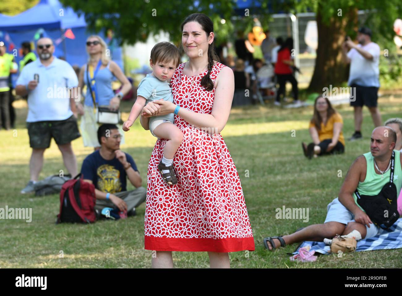 Gunnersbury Park, Londres, Royaume-Uni. 25 juin 2023. La semaine du statut de réfugié de l'ACAA consacrée à la Journée de l'Ukraine est excellente. Les Ukrainiens sentiront un lien avec leur patrie, rassembleront les Ukrainiens et présenteront la beauté de la culture ukrainienne à l'opinion publique britannique. Le premier, axé sur la culture ukrainienne à Gunnersbury Park. L'esprit fasciné de la culture ukrainienne est indestructible. La Journée de l'Ukraine présente fièrement une culture ukrainienne montrant leurs costumes traditionnels ukrainiens, leurs représentations musicales chantant et dansant. Les enfants ukrainiens sont fiers de chanter la danse moderne ukrainienne et ukrainienne Banque D'Images