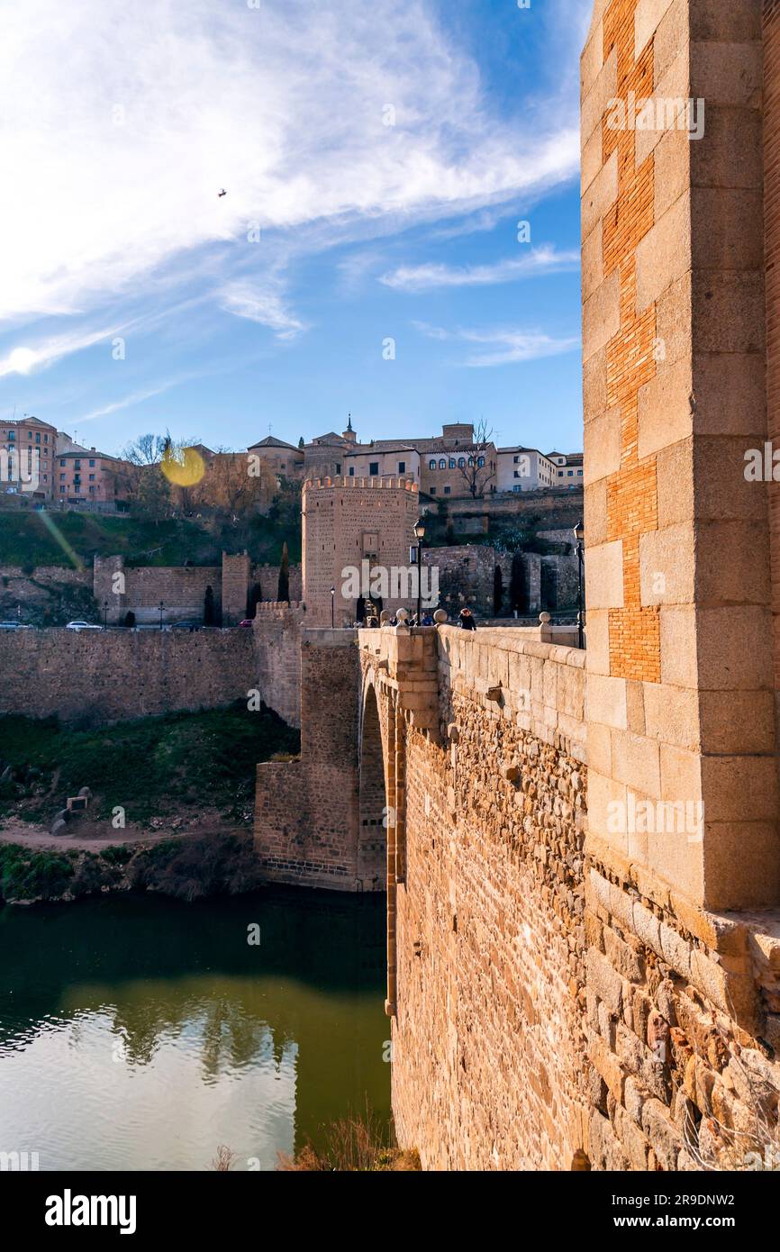 Tolède, Espagne-17 FÉVRIER 2022 : la Puente de Alcantara, pont Alcantara sur le Tage à Tolède, Castilla la Mancha, Espagne. Banque D'Images