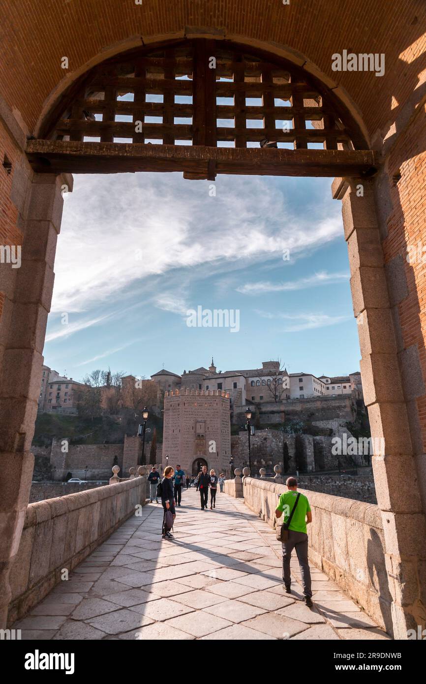 Tolède, Espagne-17 FÉVRIER 2022 : la Puente de Alcantara, pont Alcantara sur le Tage à Tolède, Castilla la Mancha, Espagne. Banque D'Images