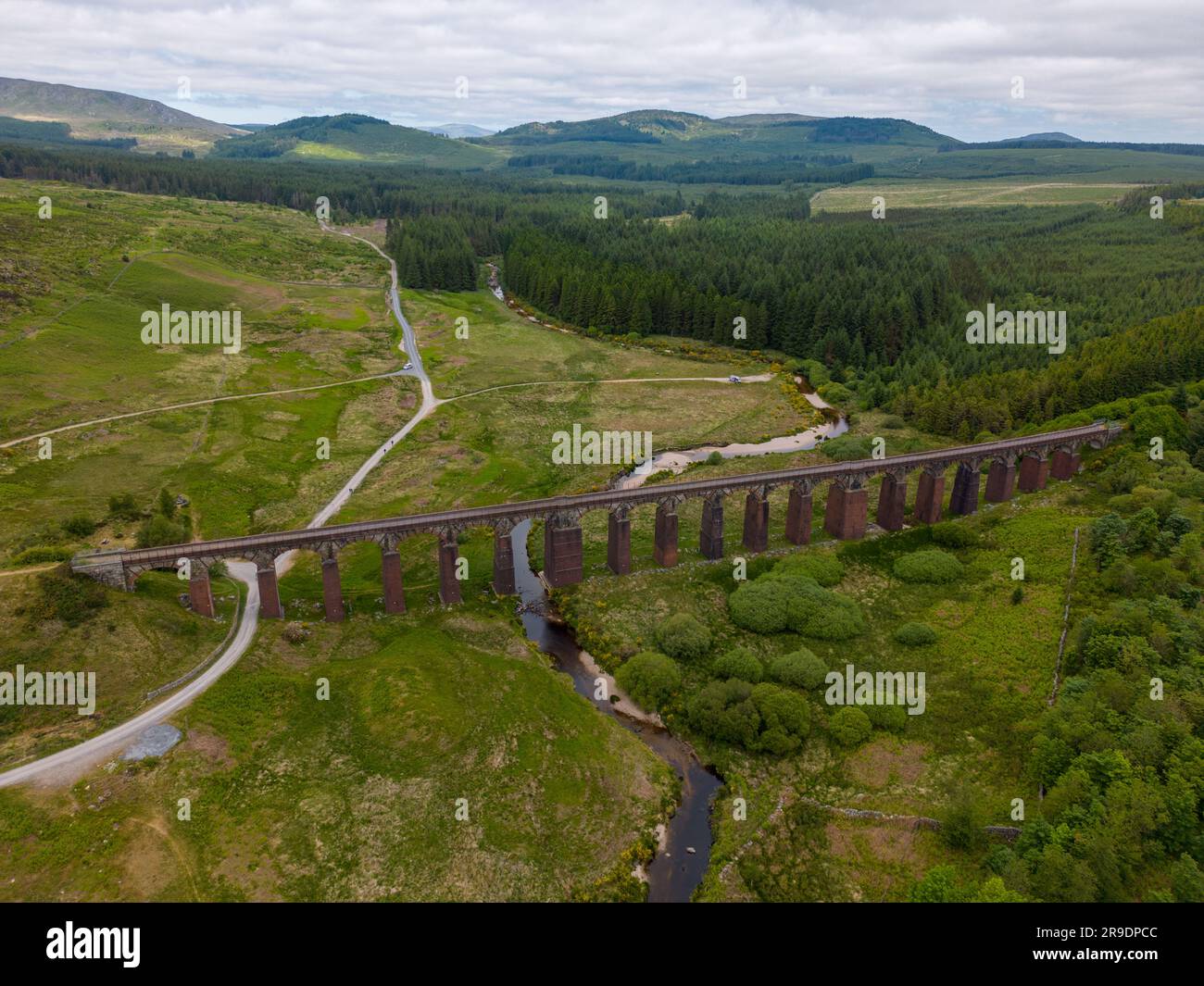 Photo aérienne par drone d'un vieux pont ferroviaire dans le parc national de Galloway Forest en Écosse Banque D'Images