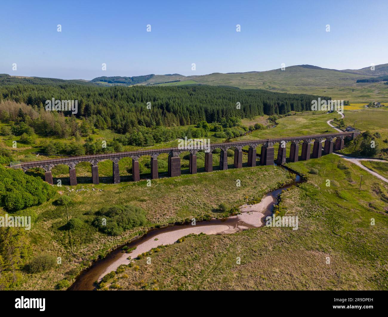 Photo aérienne par drone d'un vieux pont ferroviaire dans le parc national de Galloway Forest en Écosse Banque D'Images