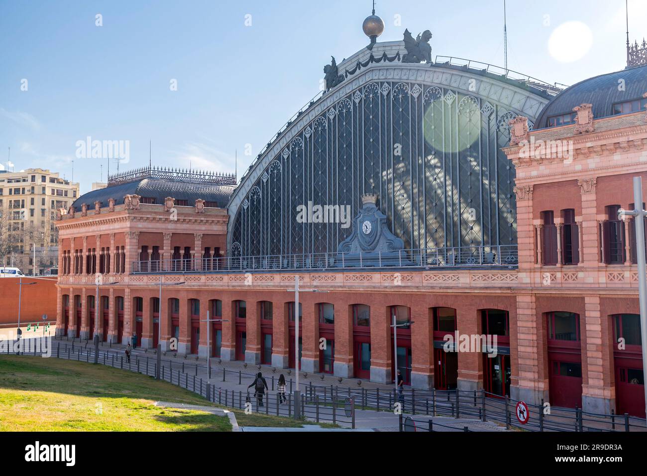 Madrid, Espagne - 17 FÉVRIER 2022 : vue extérieure de la gare centrale de Puerta de Atocha à Madrid, capitale de l'Espagne. Banque D'Images