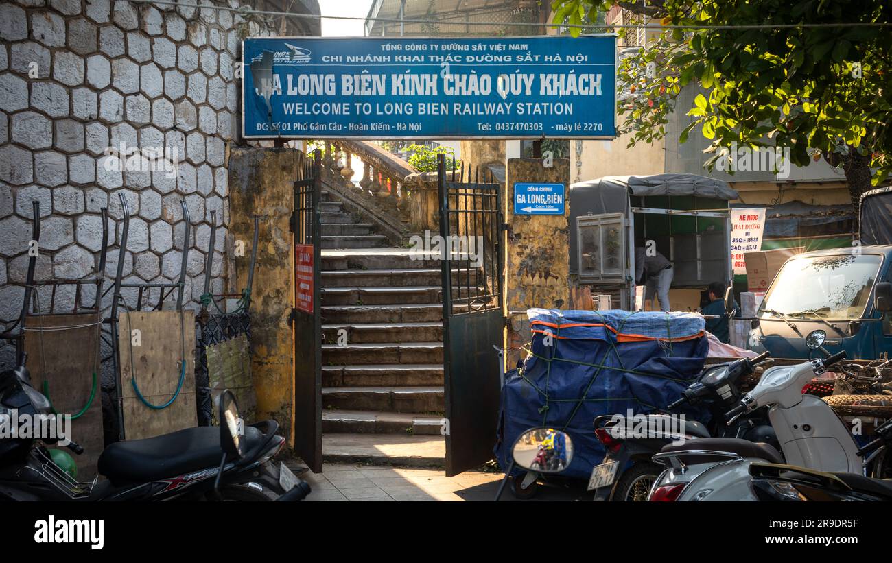 Une entrée et des marches de la gare de long Bien à Hanoi, Vietnam Banque D'Images Une entrée et des marches de la gare de long Bien à Hanoi, Vietnam Banque D'Images